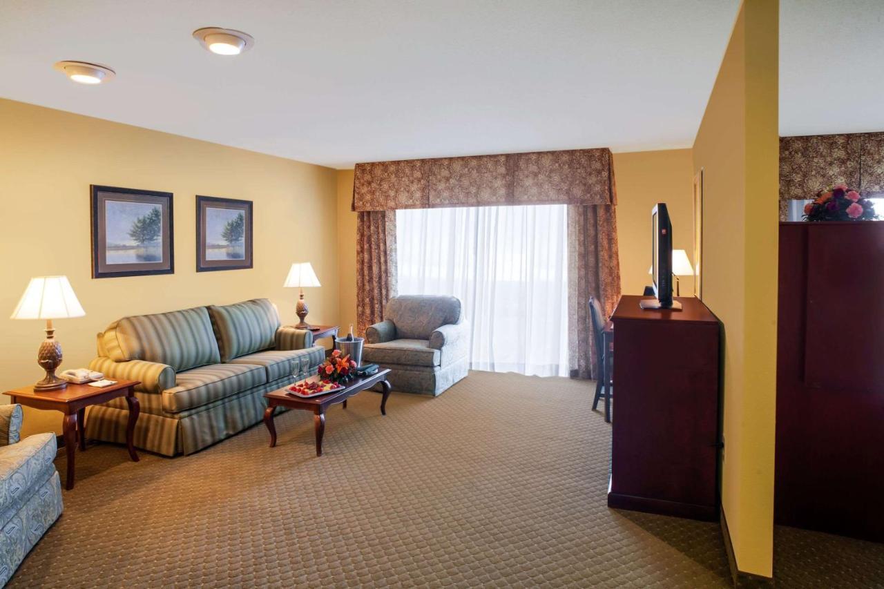Clarion Hotel & Suites Convention Center Fredericksburg Exterior photo