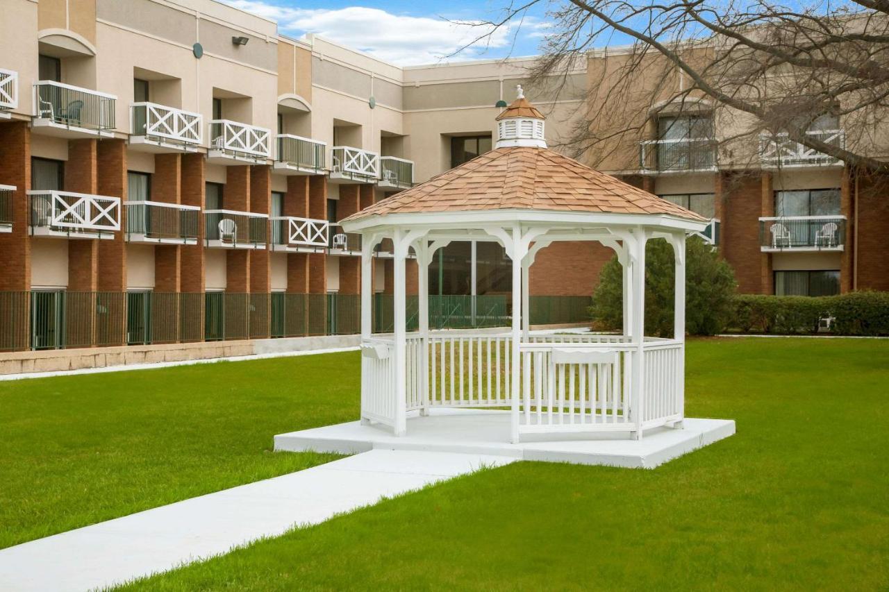 Clarion Hotel & Suites Convention Center Fredericksburg Exterior photo